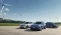 Verschiedene Hyundai Modelle auf einer Startbahn vor Windrädern.