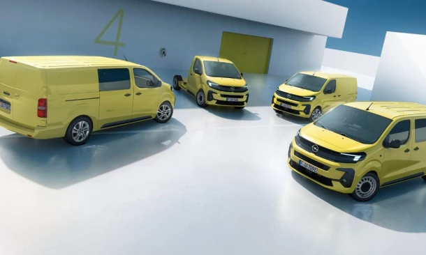 Gelbe Transporter-Flotte auf einem Hof – Nutzfahrzeuge für Gewerbe und Handwerk.