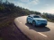 Ein blauer Honda SUV fährt dynamisch einen Hügel runter.