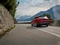 Dynamische Aufnahme des Hecks eines Alfa Romeo vor Bergen.