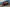 Dynamische Heckansicht eines Alfa Romeo vor Bergpanorama.