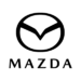 Mazda Logo: Silbergraues „M“ in einem stilisierten Flügel-Design auf weißem Hintergrund.