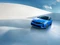 Dynamische Aufnahme eines blauen Opel PKW von vorne.