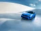 Dynamische Aufnahme eines blauen Opel PKW von vorne.