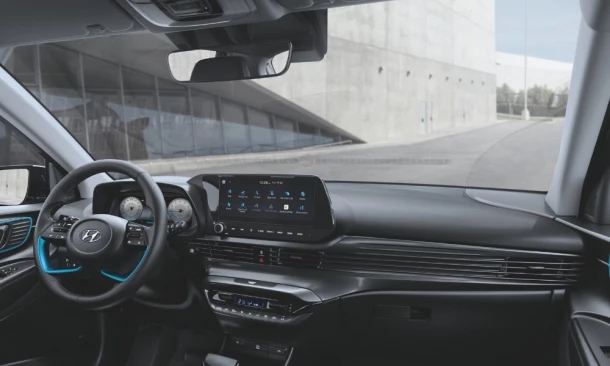 Ein Hyundai PKW von Innen. Sicht auf das Cockpit mit Infotainmentsystem und die Frontscheibe.