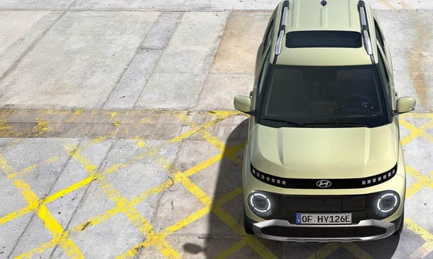 Parkender Hyundai City- SUV in buttergelb aus der Vogelperspektive von vorne.